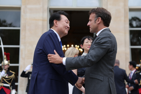 2030 부산 엑스포 유치를 위한 국제박람회기구(BIE) 총회 참석차 프랑스를 방문 중인 윤석열 대통령이 20일(현지시간) 프랑스 대통령 관저인 엘리제궁에서 에마뉘엘 마크롱 프랑스 대통령과 한-프랑스 정상회담을 마친 뒤 악수하고 있다.연합뉴스